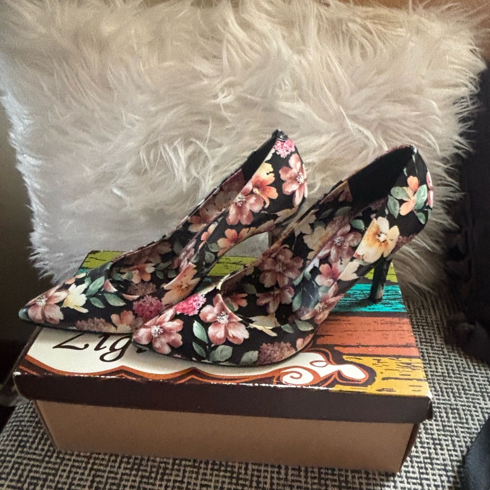 Nine West Floral Pointed-Toe Heels in Black with Pink and Cream Flowers